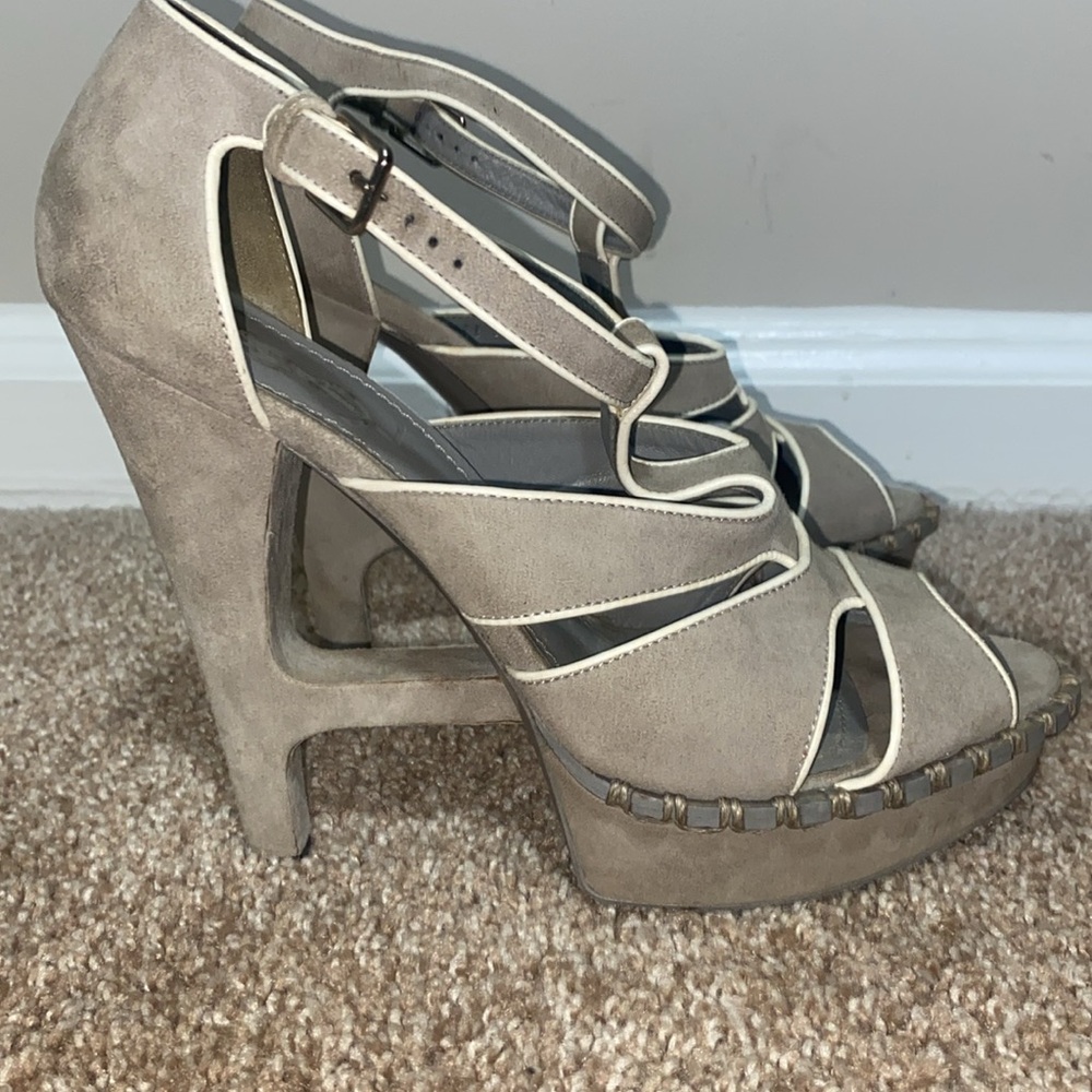 YSL | Gray Suede Sandals with T-Strap Design - Picture 4 of 11